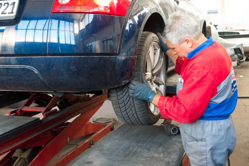 vente-BESSE SUR ISSOLE-min_auto_repair_repair_lift_auto_mechanic_work_clothes_master_professional_man_of_the_fold-685629